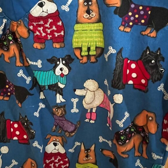 Uniform Advantage short sleeved v-neck scrub top in blue with dog print size XS - Picture 9 of 9